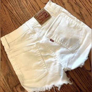Levi Jean Shorts - White - size 24